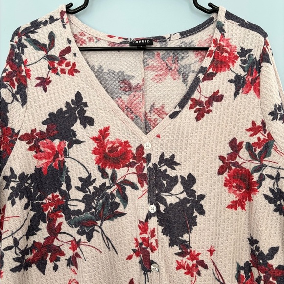Torrid Floral Waffle Knit V Neck Tunic Length Shirt Blouse Womens Size 3 22/24 - Picture 4 of 5